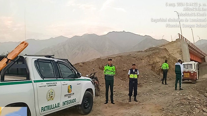 Efectivos de la Policía y Serenazgo del distrito de Lunahuaná, tras el llamado de la población del anexo de Ramadilla – los Olivos altos, se dirigieron al mencionado sector, donde la población logra realizar un arresto ciudadano a una persona sospechosa que venía circulando en una moto lineal de color roja marca wanxin.
Asimismo, la Policía y Serenazgo llegaron al lugar de los hechos para poder trasladar al individuo a la Comisaria de la jurisdicción y poder continuar con la denuncia e investigación conforme a ley.
#EnGestionChavelonEsLaSolucion
𝑺𝒆 𝒂𝒈𝒓𝒂𝒅𝒆𝒄𝒆 𝒔𝒖 𝒅𝒊𝒇𝒖𝒔𝒊𝒐́𝒏 / 𝑼𝒏𝒊𝒅𝒂𝒅 𝒅𝒆 𝑰𝒎𝒂𝒈𝒆𝒏 𝑰𝒏𝒔𝒕𝒊𝒕𝒖𝒄𝒊𝒐𝒏𝒂𝒍