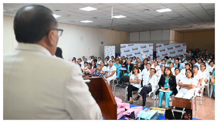 El Instituto Nacional de Salud del Niño (INSN) rindió un cálido, justo y merecido homenaje a los más de 600 Técnicos en Enfermería, entre hombres y mujeres.