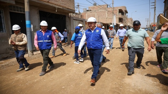  Nuestro alcalde 𝐉𝐡𝐨𝐯𝐢𝐧𝐬𝐨𝐧 𝐕𝐚𝐬𝐪𝐮𝐞𝐳 visitó, como suele hacer frecuentemente, la zona de la margen derecha para supervisar los avances de la obra de pistas y veredas. Fue recibido con entusiasmo por los vecinos de la zona, quienes pronto podrán disfrutar de este histórico cambio en su comunidad. Seguimos trabajando para brindar un mejor servicio a la población. ¡Ventanilla crece con su gente!