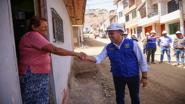Nuestro alcalde 𝐉𝐡𝐨𝐯𝐢𝐧𝐬𝐨𝐧 𝐕𝐚𝐬𝐪𝐮𝐞𝐳 visitó, como suele hacer frecuentemente, la zona de la margen derecha para supervisar los avances de la obra de pistas y veredas. Fue recibido con entusiasmo por los vecinos de la zona, quienes pronto podrán disfrutar de este histórico cambio en su comunidad. Seguimos trabajando para brindar un mejor servicio a la población. ¡Ventanilla crece con su gente!