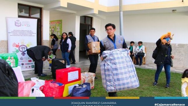 📌La instancia provincial de concertación como parte de sus actividades realizó el Programa "Caridad con Amor" entregando víveres, pañales, leche, ropa y juguetes a la Casa Hogar Santa Rita.
✅La coordinación de Renace Mujer y Familia de la Municipalidad Provincial de Cajamarca, llevo alegría a los niños y madres de familia de está institución con un show infantil y juegos. 
🗣Yngrin Cajo, responsable de la casa hogar agradeció a la instancia provincial e indicó que se continúe trabajando en conjunto para el bienestar de las personas vulnerables.