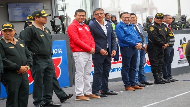 Participamos en el relanzamiento del plan de Seguridad Ciudadana en El Callao. Nuestro alcalde 𝐉𝐡𝐨𝐯𝐢𝐧𝐬𝐨𝐧 𝐕𝐚𝐬𝐪𝐮𝐞𝐳 junto a los agentes de serenazgo y unidades móviles, estuvieron en la presentación de armas no letales y de modernas cámaras de videovigilancia de última generación monitoreadas por una moderna central de seguridad. El evento, presidido por el burgomaestre chalaco Pedro Spadaro y el ministro del Interior Walter Ortiz, contó con la participación de autoridades del 'primer puerto'. Seguimos trabajando en conjunto por la tranquilidad de los vecinos del Callao y Ventanilla. ¡Juntos construimos un entorno seguro! 
