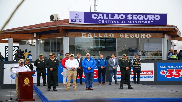 Participamos en el relanzamiento del plan de Seguridad Ciudadana en El Callao. Nuestro alcalde 𝐉𝐡𝐨𝐯𝐢𝐧𝐬𝐨𝐧 𝐕𝐚𝐬𝐪𝐮𝐞𝐳 junto a los agentes de serenazgo y unidades móviles, estuvieron en la presentación de armas no letales y de modernas cámaras de videovigilancia de última generación monitoreadas por una moderna central de seguridad. El evento, presidido por el burgomaestre chalaco Pedro Spadaro y el ministro del Interior Walter Ortiz, contó con la participación de autoridades del 'primer puerto'. Seguimos trabajando en conjunto por la tranquilidad de los vecinos del Callao y Ventanilla. ¡Juntos construimos un entorno seguro!