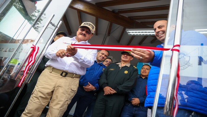 Participamos en el relanzamiento del plan de Seguridad Ciudadana en El Callao. Nuestro alcalde 𝐉𝐡𝐨𝐯𝐢𝐧𝐬𝐨𝐧 𝐕𝐚𝐬𝐪𝐮𝐞𝐳 junto a los agentes de serenazgo y unidades móviles, estuvieron en la presentación de armas no letales y de modernas cámaras de videovigilancia de última generación monitoreadas por una moderna central de seguridad. El evento, presidido por el burgomaestre chalaco Pedro Spadaro y el ministro del Interior Walter Ortiz, contó con la participación de autoridades del 'primer puerto'. Seguimos trabajando en conjunto por la tranquilidad de los vecinos del Callao y Ventanilla. ¡Juntos construimos un entorno seguro!