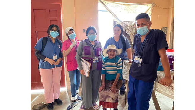 CIAM BRINDA ASISTENCIA SOCIAL A ADULTOS MAYORES DE LA PROVINCIA DE HUARMEY
¡Trabajando por el bienestar de la población!, la municipalidad provincial de Huarmey a través del Centro Integral de Atención al Adulto Mayor (CIAM), continúa realizando las visitas domiciliarias a nuestros adultos mayores, para verificar su estado de salud y brindarles la asistencia social correspondiente.
El personal del CIAM, a cargo de la Lic. Marlene Cuadros Cuellar, realizaron las atenciones en terapia física y rehabilitación, psicología, tópico y triaje, consejería Social a los beneficiarios de este programa social que la comuna huarmeyana brinda con el beneficio de seguir apoyando a las personas que más nos necesitan.