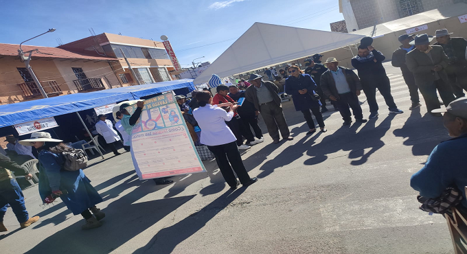 Hospital Perú de EsSalud brinda atención a pobladores de Yunguyo en Puno