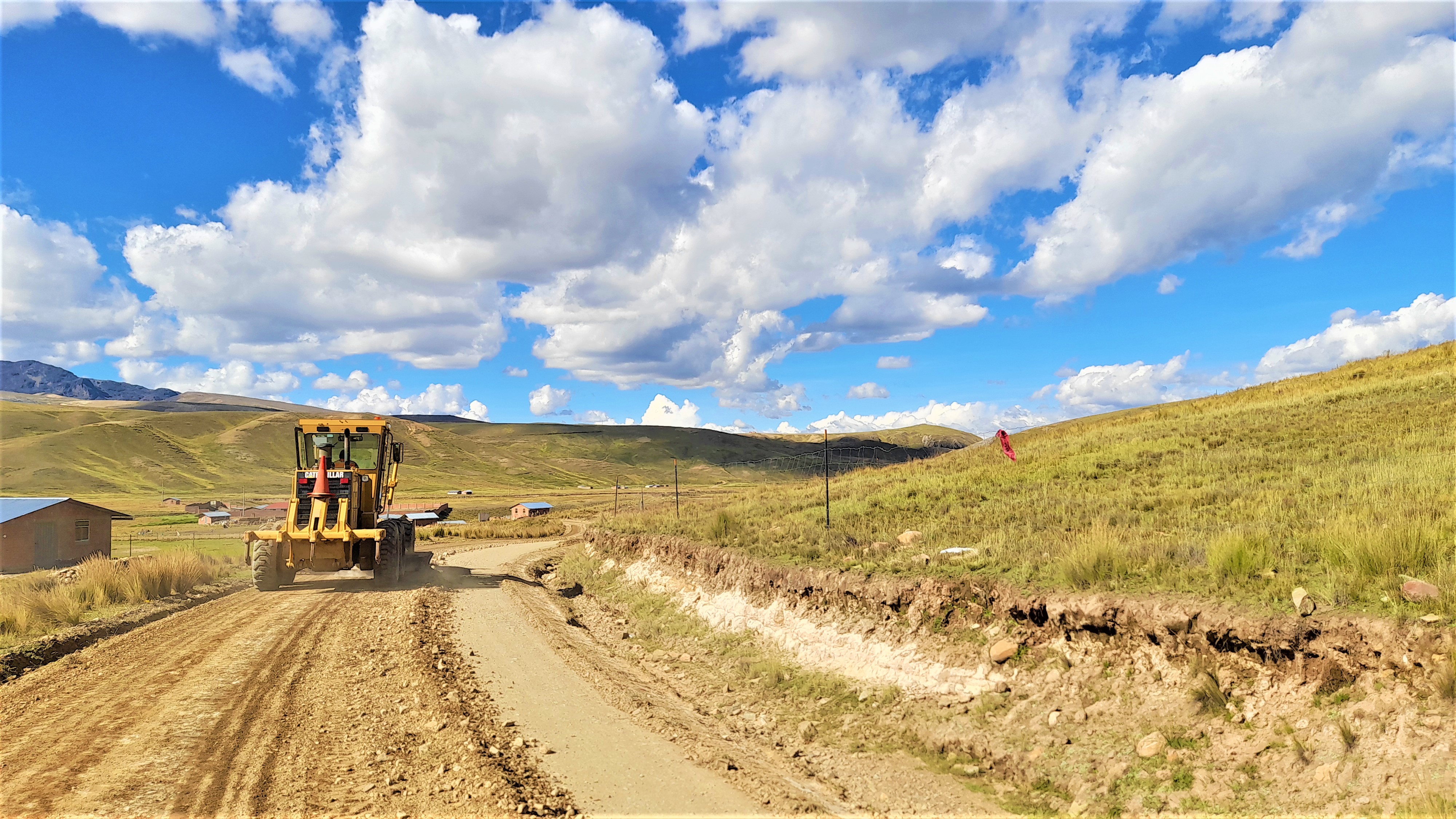 La Municipalidad Distrital de Antauta, inició el mantenimiento de la carretera en la cuenca Antauta, con el objetivo de mejorar la vía en beneficio de la población usuaria.
Estos trabajos se vienen cumpliendo por disposición de la alcaldesa del distrito de Antauta, Sra. Evangelina Apaza Clasina y el concejo municipal en pleno. Para estos trabajos la municipalidad viene movilizando las maquinarias pesadas de equipo mecánico de la comuna local.