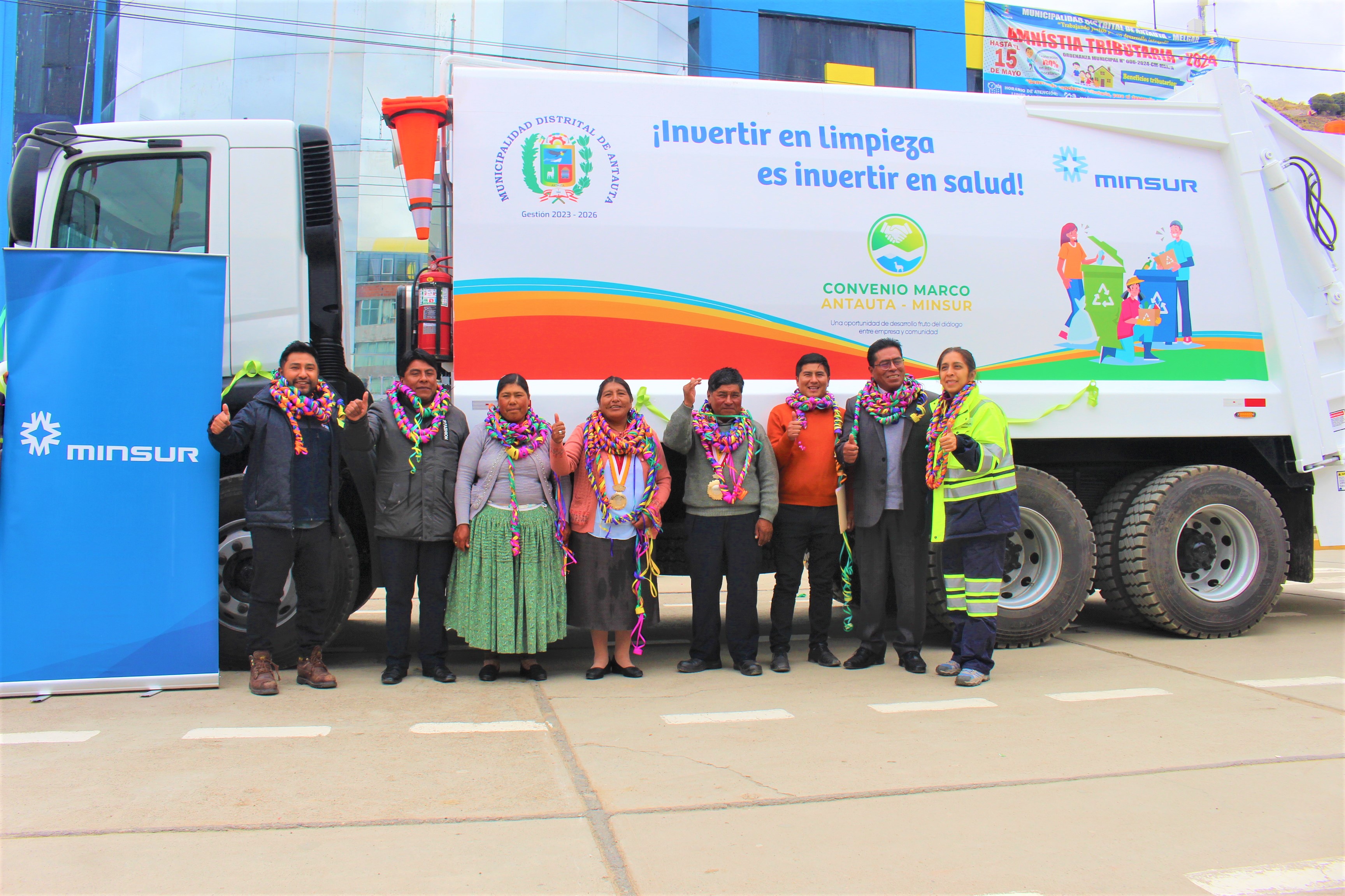 En un trabajo conjunto, la alcaldesa de la Municipalidad Distrital de Antauta Sra. Evangelina Apaza Calsina y la empresa MINSUR entregaron un nuevo camión compactador de residuos solidos de un capacidad de 21 metros cúbicos.