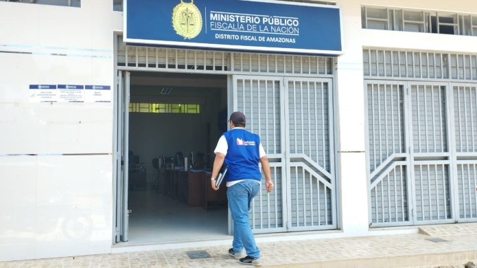 En efecto, pese al incremento de dichas actividades ilícitas, el distrito de Río Santiago cuenta solo con una Fiscalía Provincial Mixta en la que atiende únicamente una fiscal y un asistente administrativo. Ello origina que cuando la fiscal debe ir a hacer diligencias, el local de la fiscalía quede cerrado durante varias horas debido a que el asistente no puede atender denuncias