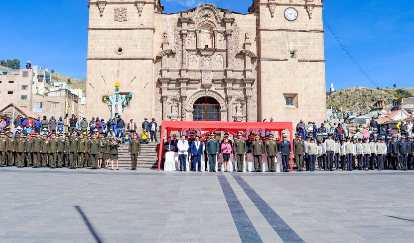 Municipalidad de Puno participa del izamiento pleno del pabellón nacional y bandera de Puno