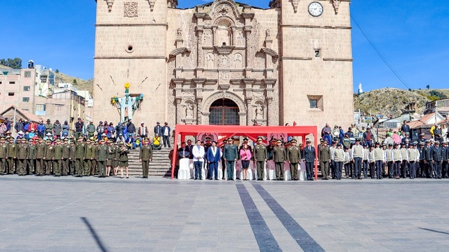 Municipalidad de Puno participa del izamiento pleno del pabellón nacional y bandera de Puno