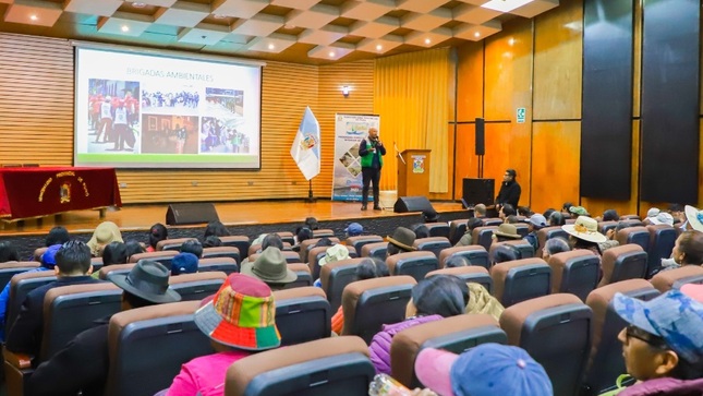 Municipalidad de Puno promueve la proteccion y conservacion en I Foro Ambiental