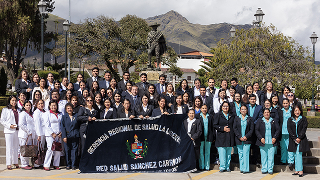 Imagen de la celebración del aniversario con la participación de los trabajdores de la red integrada de salud Sánchez Carrión.