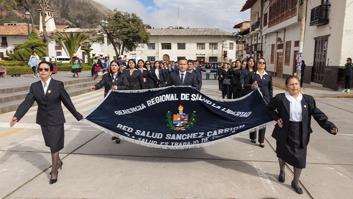 Imagen de la celebración del aniversario con la participación de los trabajdores de la red integrada de salud Sánchez Carrión.