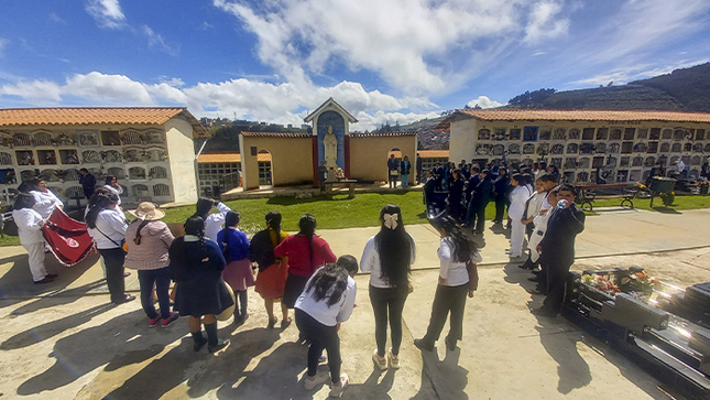 Imagen de la romeria desarrollada por el personal de salud por el aniversario de la institución.