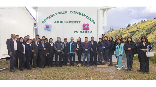 Imagen del acto de inauguración con el personal de salud, profeorado, alumnos y municipalidad en la localidad de Sarín.