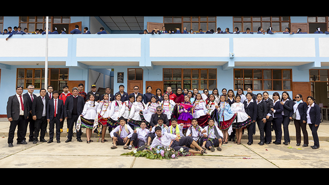 Imagen de la inauguración con el personal de salud, escolares, profesores y municipalidad de Curgos.