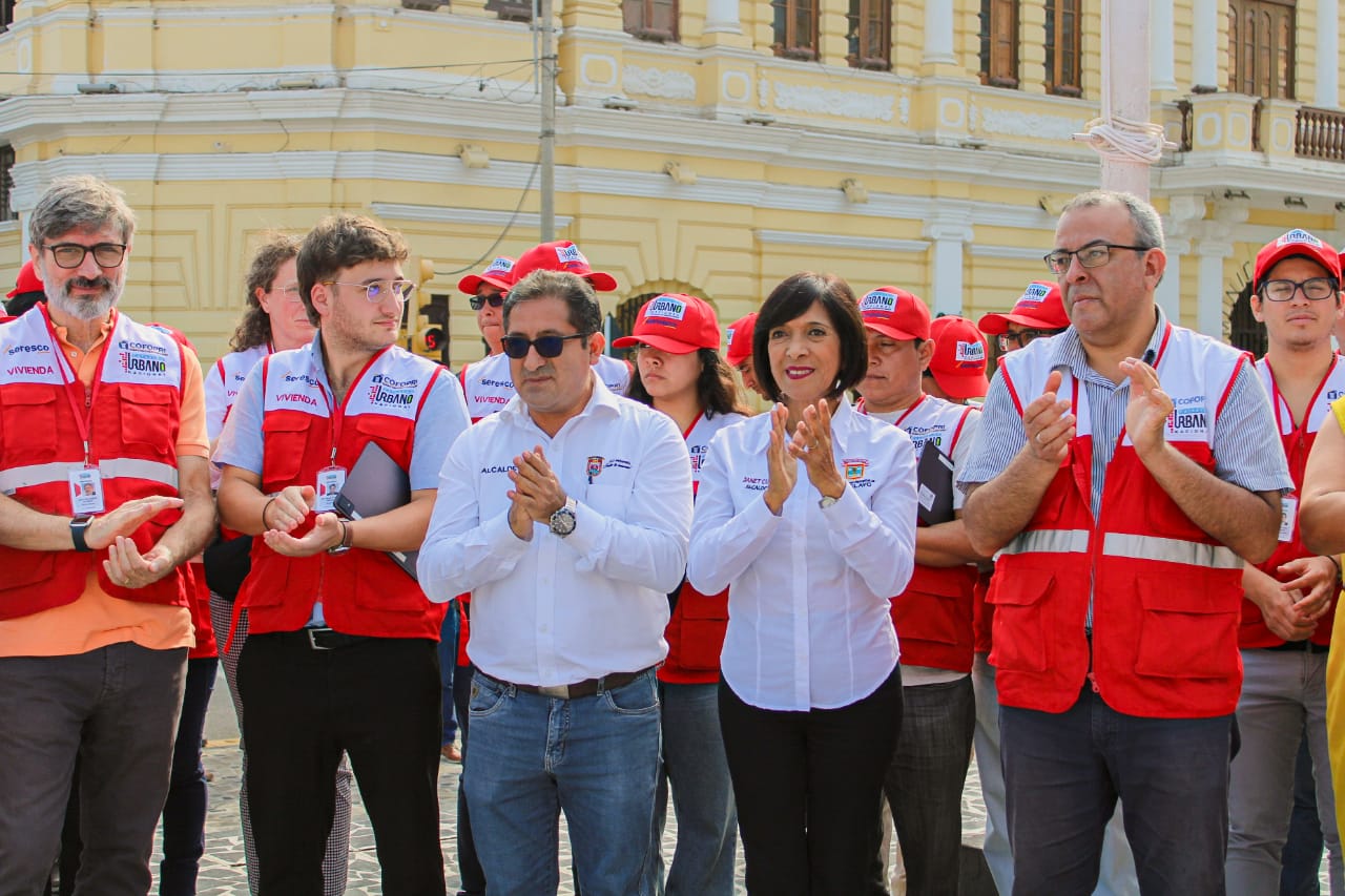alcaldesa aplaude catastro
