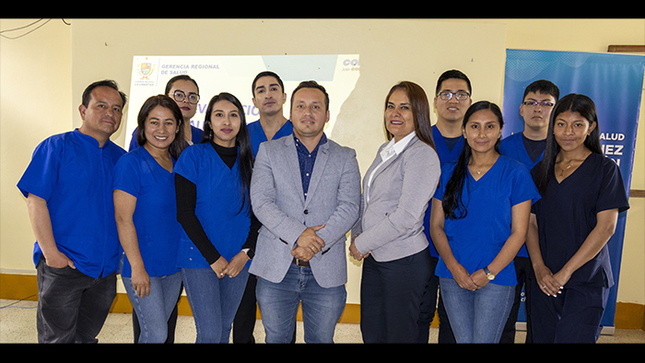 Imagen de la celebración del aniversario con personal de salud y el director ejecutivo.