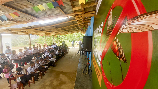 Imagen de la actividad en Chagualito con las instrucciones que les dan el personal de salud a los niños de las escuelas.