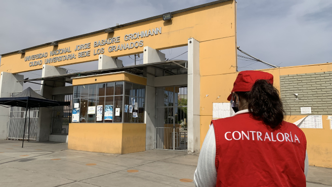 La Contraloría General detectó que la Universidad Nacional Jorge Basadre Grohmann (UNJBG) recibió mobiliario para el mejoramiento y ampliación el servicio educativo de la Facultad de Educación, Comunicación y Humanidades, a pesar de que la empresa proveedora incumplió con entregar los bienes de acuerdo a las especificaciones técnicas establecidas en el procedimiento de contratación que se inició en enero de este año.