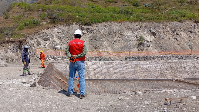La Contraloría General alertó riesgos durante la ejecución de obra de riego en la comunidad de Ccocha a cargo de la Municipalidad Distrital de Curahuasi. Se advirtió que la entidad no habría entregado el expediente técnico al contratista para la ejecución del proyecto, siendo este último el que no presentó el informe técnico de revisión del expediente técnico conforme lo establecido en el Reglamento de la Ley de Contrataciones del Estado, lo cual podría afectar la correcta ejecución de la obra.