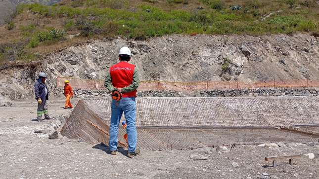 La Contraloría General alertó riesgos durante la ejecución de obra de riego en la comunidad de Ccocha a cargo de la Municipalidad Distrital de Curahuasi. Se advirtió que la entidad no habría entregado el expediente técnico al contratista para la ejecución del proyecto, siendo este último el que no presentó el informe técnico de revisión del expediente técnico conforme lo establecido en el Reglamento de la Ley de Contrataciones del Estado, lo cual podría afectar la correcta ejecución de la obra.