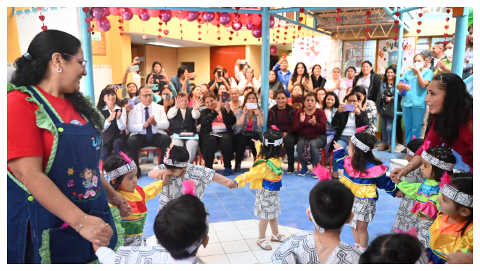 Los pequeños deleitaron a sus mamitas con bailes y cantos.