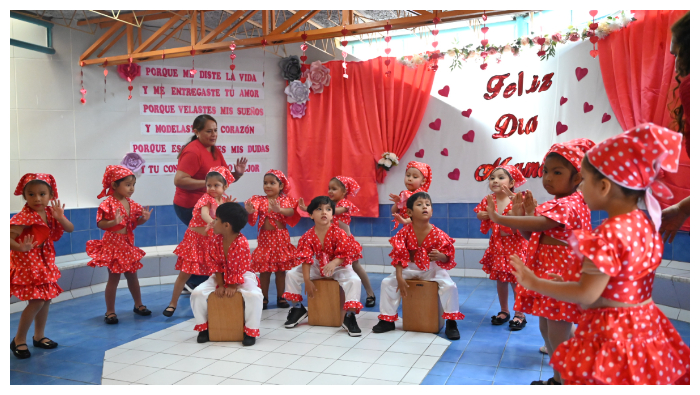 Los pequeños deleitaron a sus mamitas con bailes y cantos.