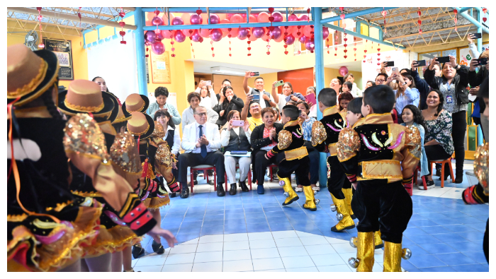 Los pequeños deleitaron a sus mamitas con bailes y cantos.