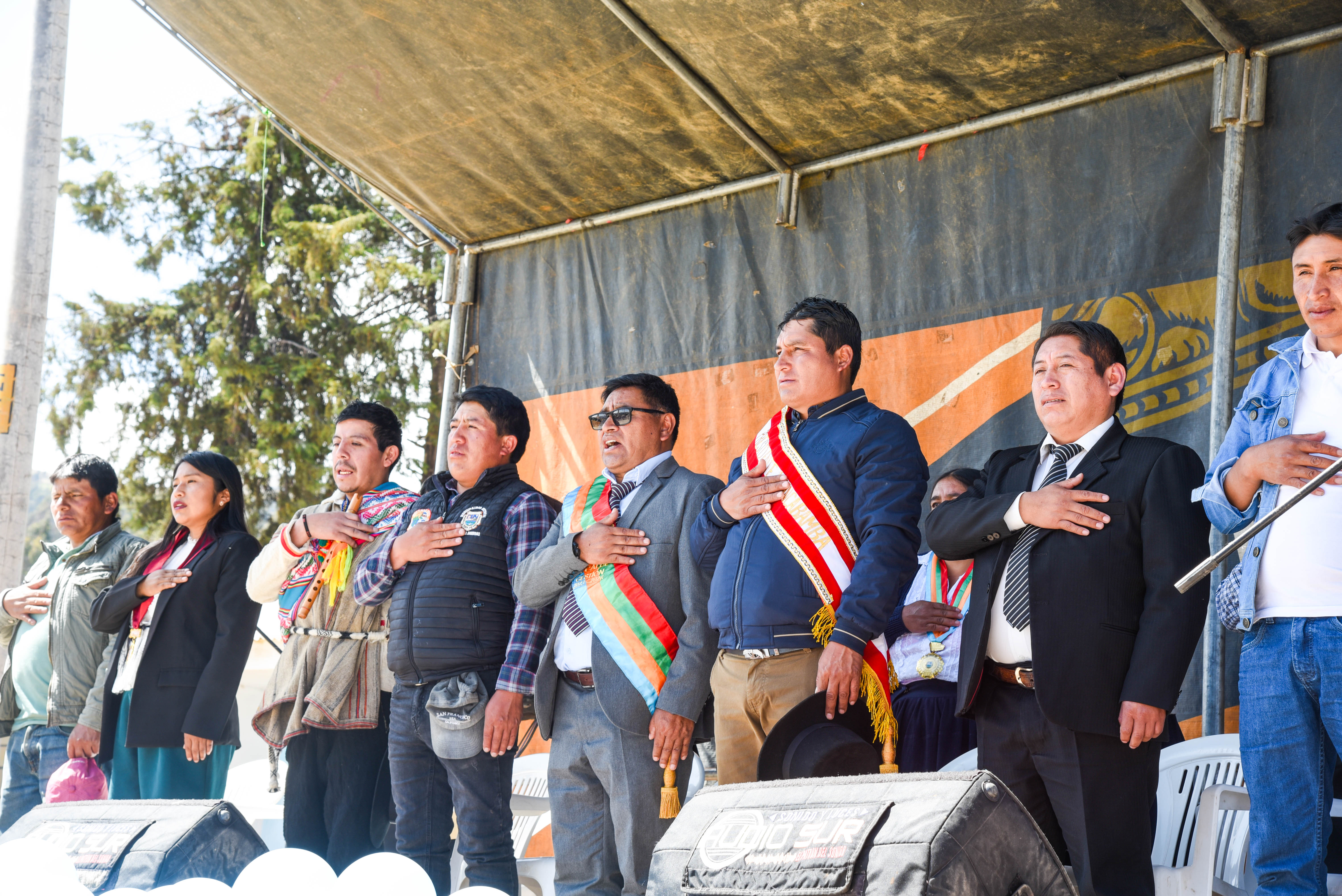 Imagen de autoridades participantes de la ceremonia