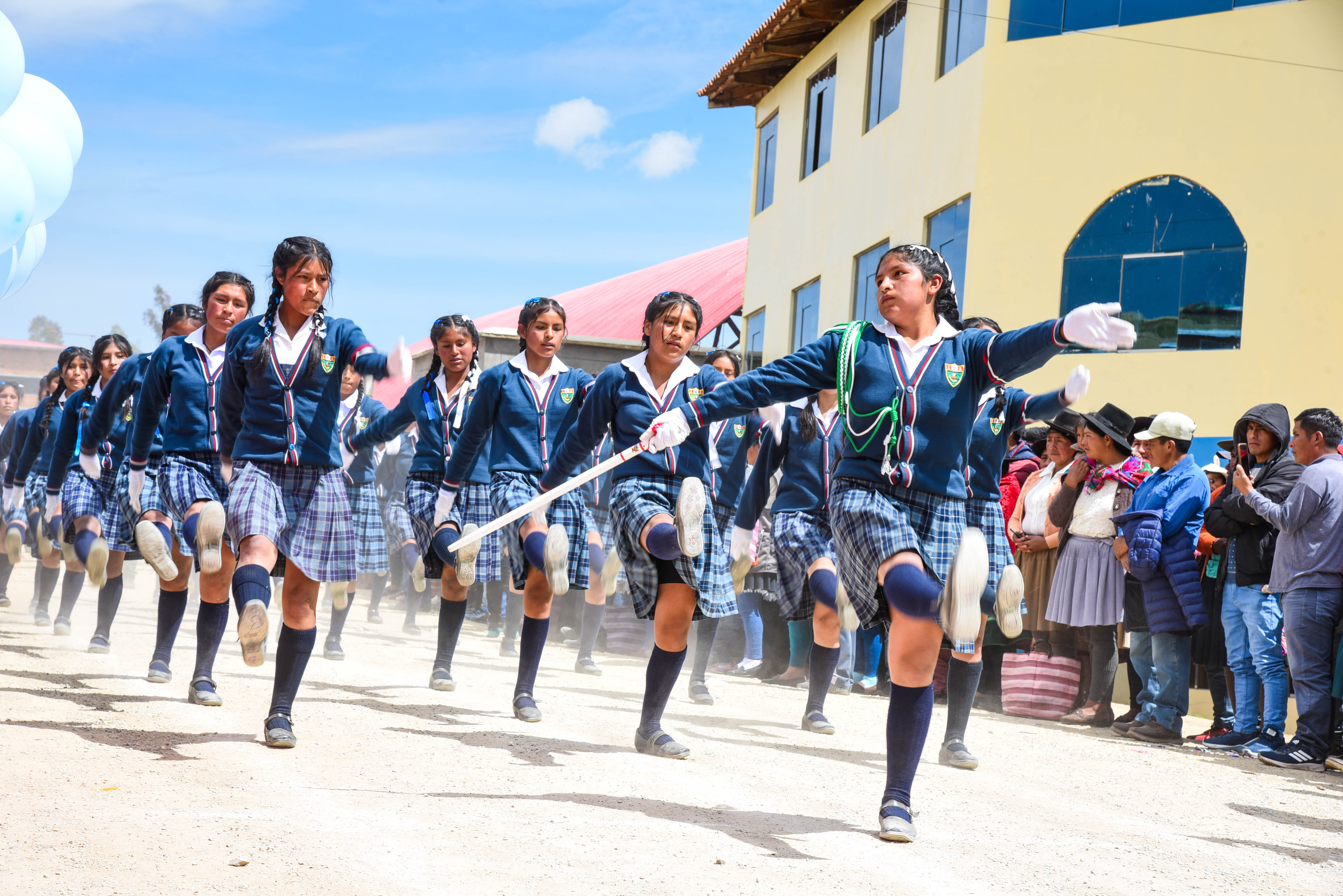 Imagen del desfile de instituciones educativas