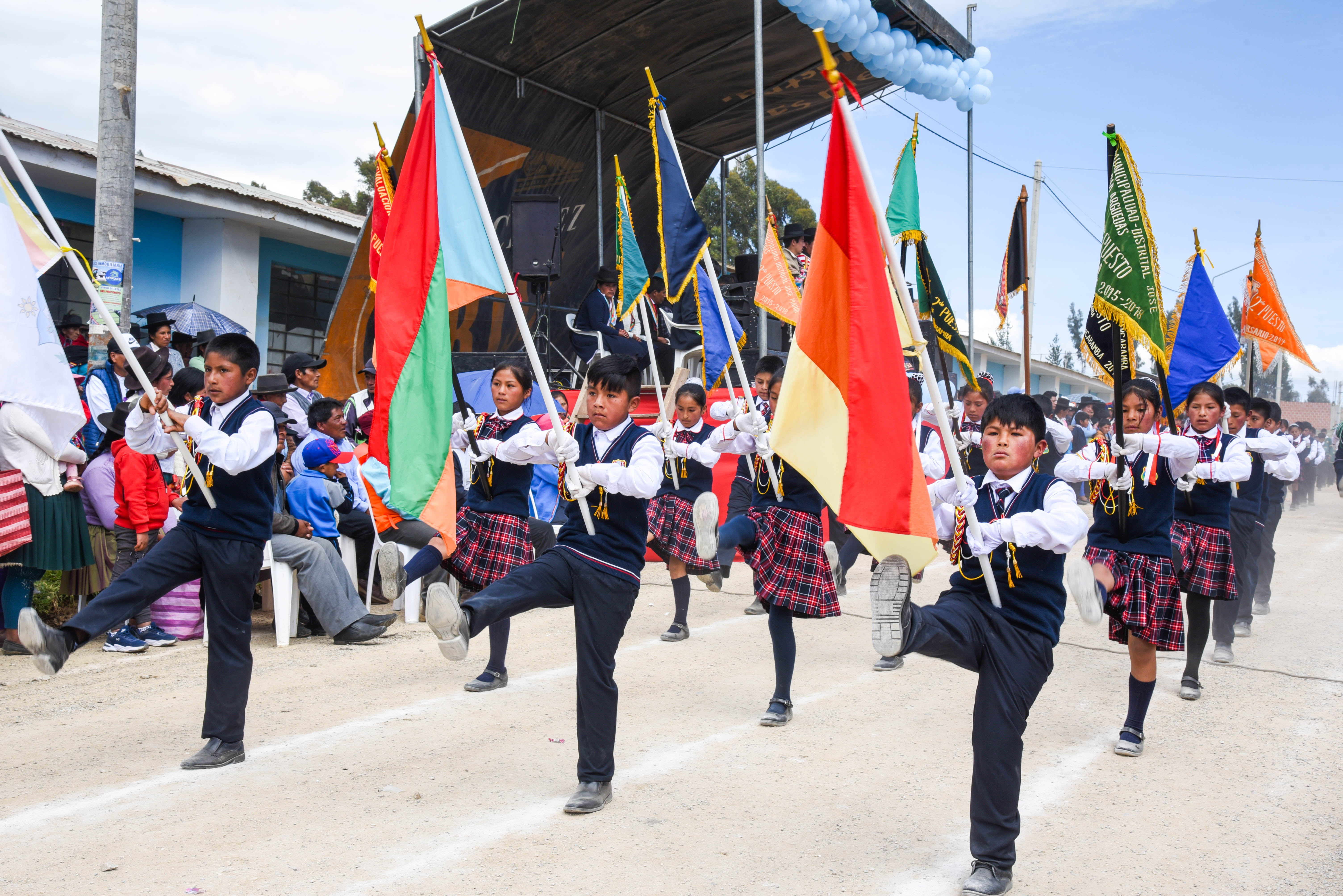 Imagen del desfile de instituciones educativas