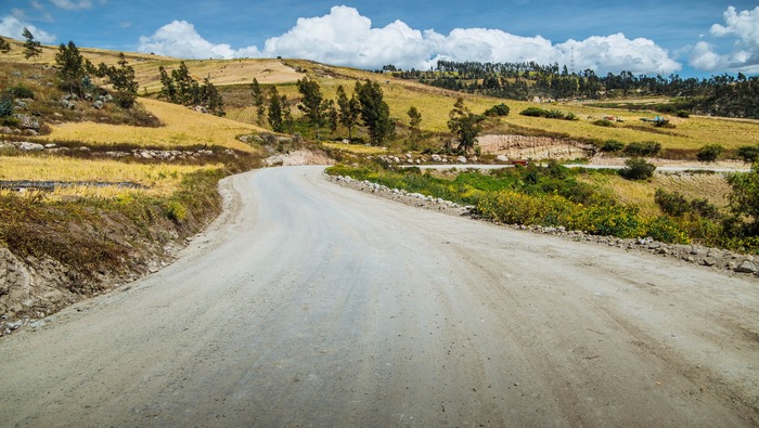 MUNICIPALIDAD DE SAN JERÓNIMO REALIZA MEJORA DE CAMINOS VECINALES EN LAS COMUNIDADES DEL DISTRITO.