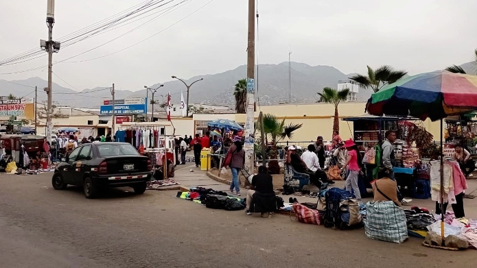 e verificó en los exteriores del hospital gran cantidad de residuos sólidos acumulados, hecho que obstruye el acceso y salida de los pacientes y las ambulancias. Esta situación se agudiza con motivo de las fiestas de fin de año, refirieron los vecinos del distrito.