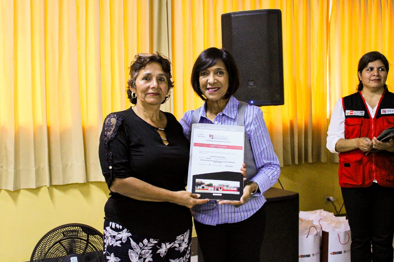 ALCALDESA ENTREGA CERTIFICADO 4