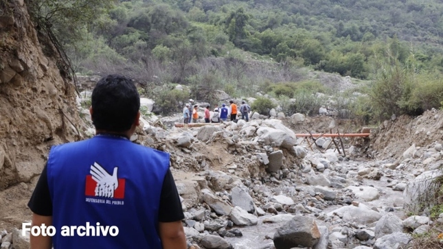 Conforme a lo dispuesto en los artículos 1 y 44 de la Constitución Política del Perú, la defensa de la persona humana y el respeto de su dignidad son el fin supremo de la sociedad y del Estado; siendo deberes primordiales de este último, defender la soberanía nacional, garantizar la plena vigencia de los derechos humanos, proteger a la población de las amenazas contra su seguridad, y promover el bienestar general que se fundamenta en la justicia y en el desarrollo integral y equilibrado de la Nación.