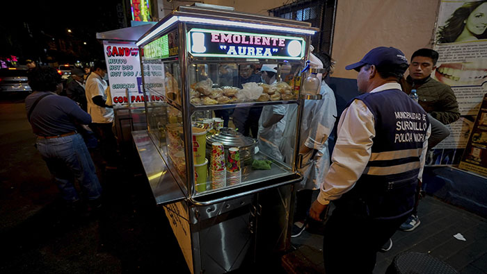 Surquillo clausura restaurantes y sangucherías insalubres en operativo nocturno.