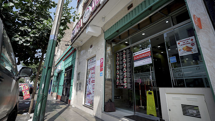 Surquillo clausura restaurantes y sangucherías insalubres en operativo nocturno.