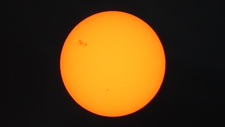 En la parte superior izquierda de la imagen se destaca la impresionante mancha solar AR3664. Esta fotografía fue capturada utilizando una cámara Canon EOS 90D acoplada a un objetivo de 135mm, complementada con un filtro solar Thousand Oaks Optical Tipo 2+, diseñado específicamente para la observación y fotografía segura del Sol.
Créditos: Agencia Espacial del Perú/DIACE/M. Zegarra-Valles