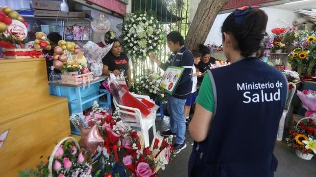 Día de la Madre: Minsa recomienda reemplazar el agua de los floreros por arena húmeda