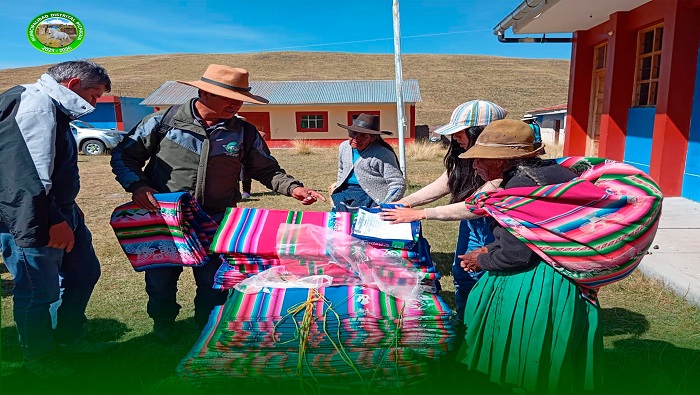 Entrega de Presentes por el Dia de le Madre