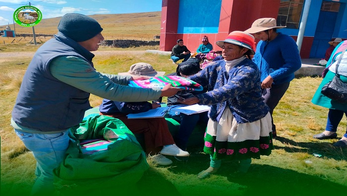 Entrega de Presentes por el Dia de le Madre