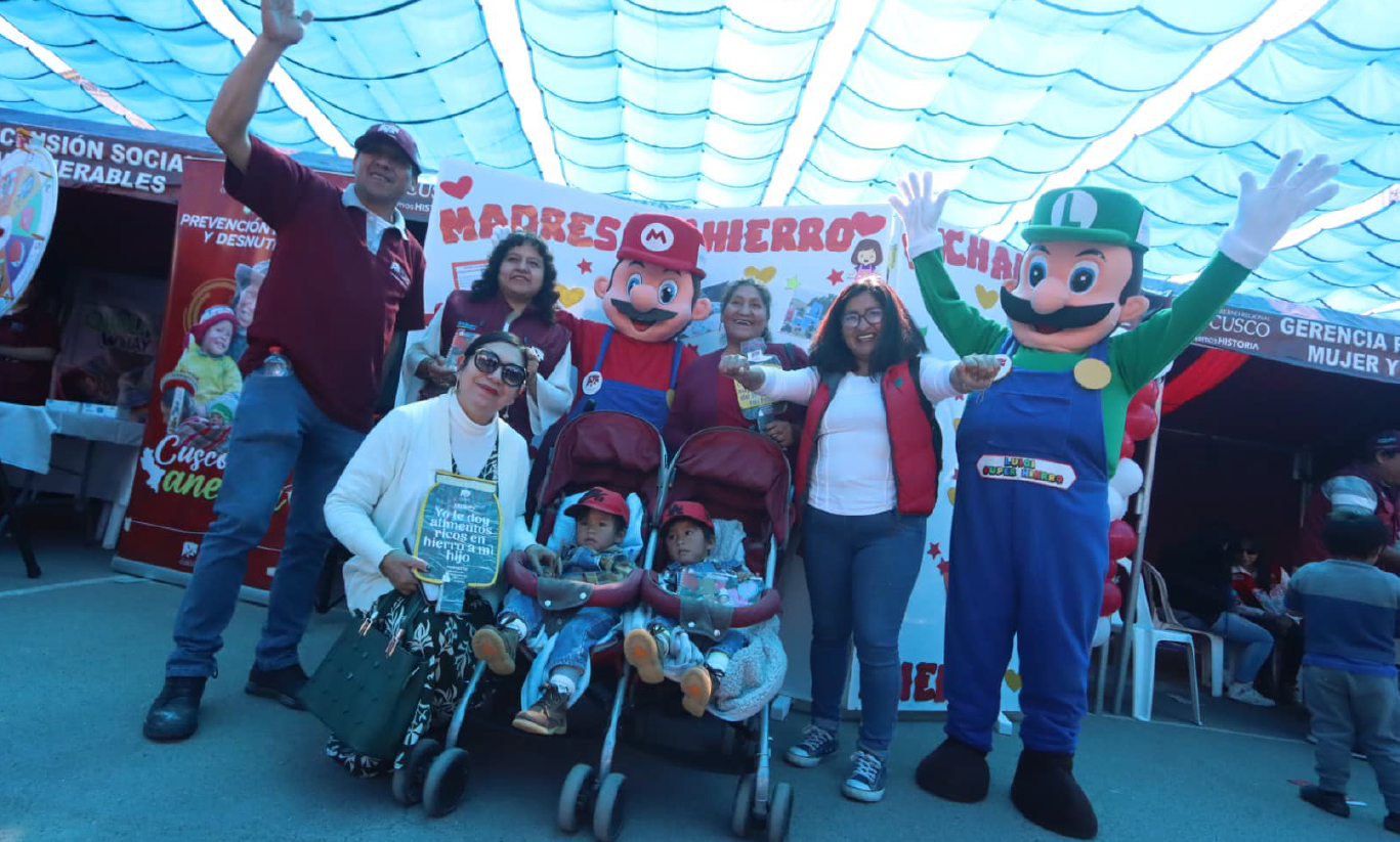 Feria informativa con madres y familias en el coliseo Casa de la Juventud de Cusco.