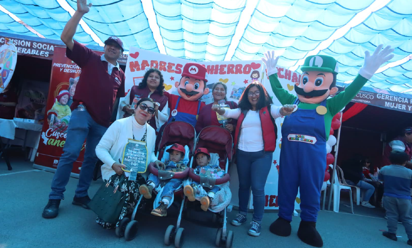 Feria informativa con madres y familias en el coliseo Casa de la Juventud de Cusco. 