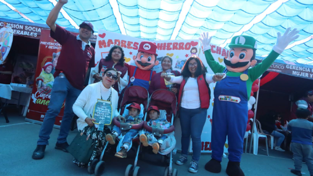 Feria informativa con madres y familias en el coliseo Casa de la Juventud de Cusco. 