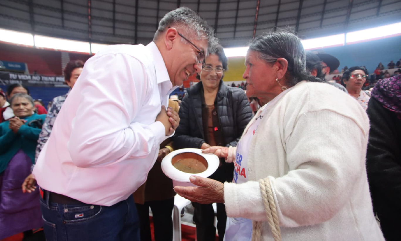 El gobernador Werner Salcedo Álvarez junto a una madre en el reconocimiento por el Día de la Madre.