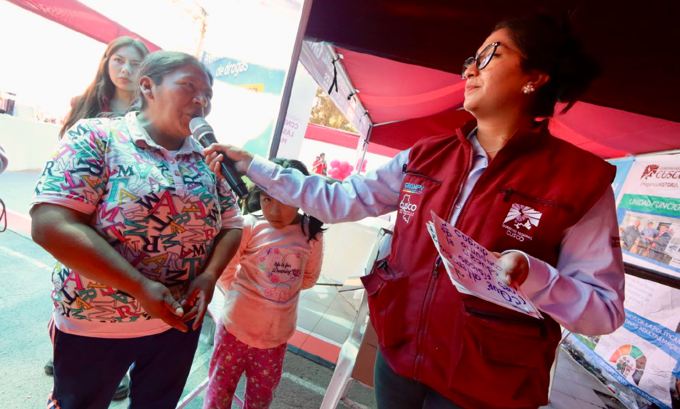 Funcionarios del Gobierno Regional Cusco, brindando servicios de consejería y charlas a las madres cusqueñas.