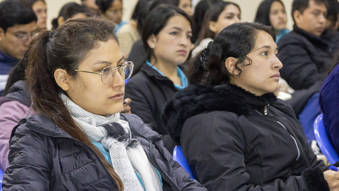 Imagen de la primera reunión de los SERUMS con el personal de la red de salud en auditorio.