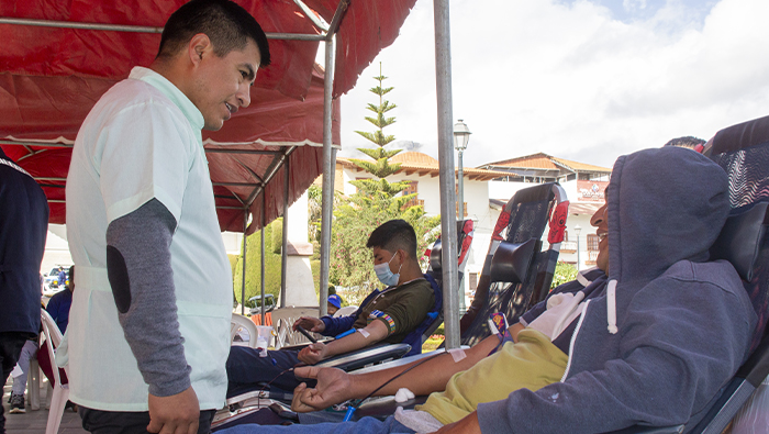 Imagen de la campaña de donación de sangre realizada en la plaza de Armas de Huamachuco